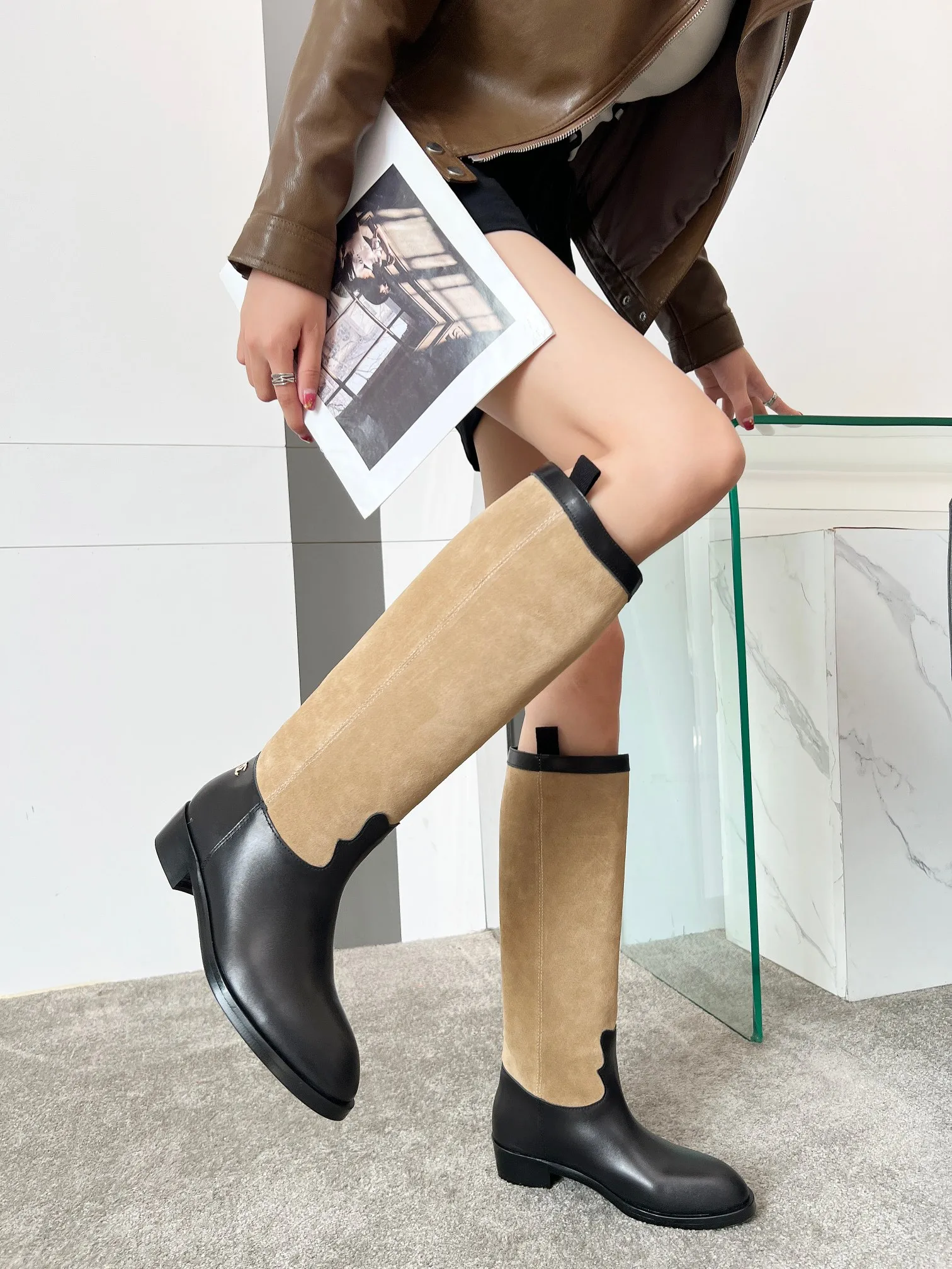 👟👟Ex-factory price 780👟👟 Top quality🔥Chanel Chanel 25 autumn and winter small fragrant suede color-blocked knight mid-high boots! Retro style boots Western cowboy boots! Unique western boot design with smooth curves and irregular edges like free lines in the wilderness! With a casual and free flavor. Let every step be uninhibited and refined! Whether it is paired with smart suit pants to create a cool urban style, or matched with an elegant dress to create a strong and soft aesthetic. Or pair it with jeans to create an authentic western style! The upper is made of first-layer cowhide stitched with suede. The lining is made of water-dyed cowhide. Code number: 35-40 (41 is custom-made and cannot be returned or exchanged). Comes with original bag.